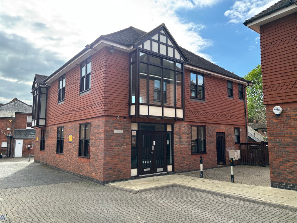 Liston Rd, Marlow to rent Building Photo- Image 1 of 3