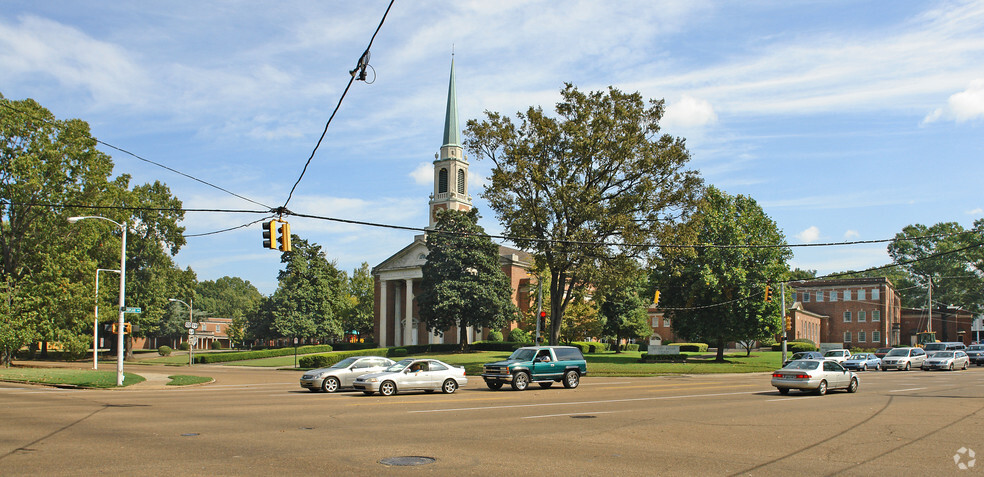 200 E Parkway N, Memphis, TN for rent - Primary Photo - Image 1 of 4