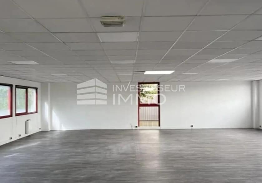 Light Industrial in Le Blanc-Mesnil to rent - Interior Photo - Image 2 of 4