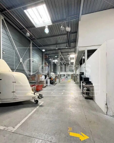Light Industrial in Aix-en-Provence to rent - Interior Photo - Image 1 of 13