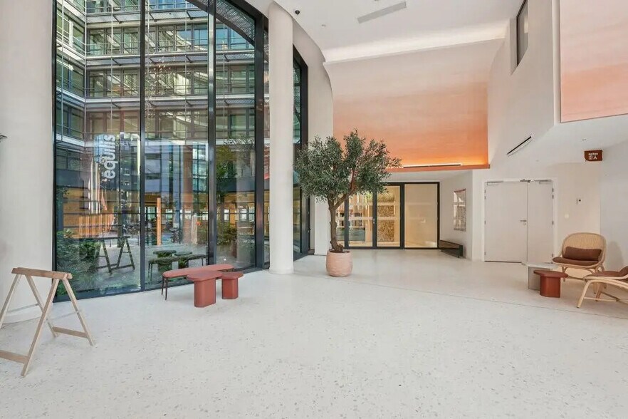 46 Rue Camille Desmoulins, Issy-les-Moulineaux to rent - Lobby - Image 2 of 9