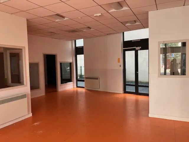 Retail in Lyon to rent - Building Photo - Image 3 of 30
