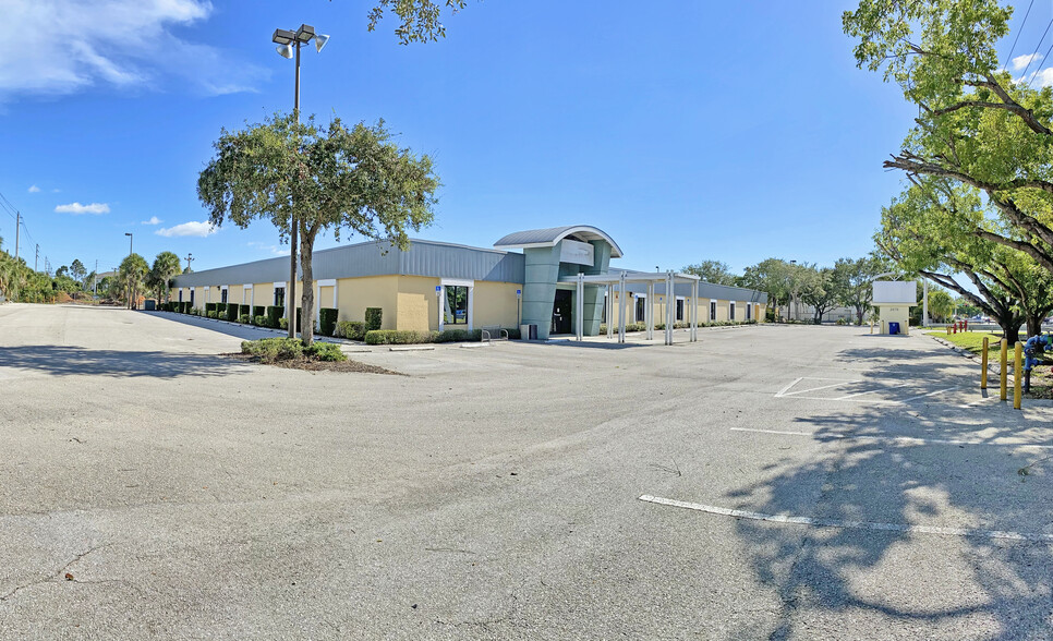 2070 Carrell Rd, Fort Myers, FL for sale - Building Photo - Image 1 of 1