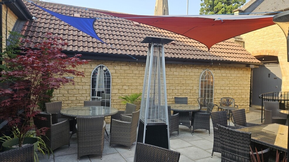 High St, Raunds to rent - Building Photo - Image 1 of 2