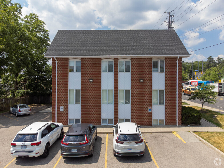 27 Major Mackenzie Dr E, Richmond Hill, ON for rent - Building Photo - Image 2 of 6