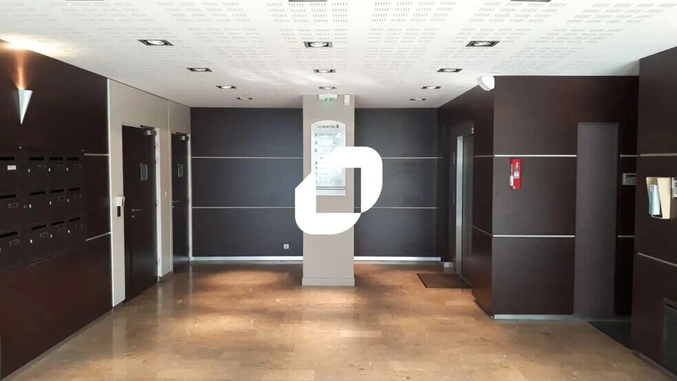 Office in Lognes to rent - Lobby - Image 2 of 7