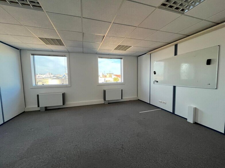 75 Cours Emile Zola, Villeurbanne to rent - Interior Photo - Image 3 of 22