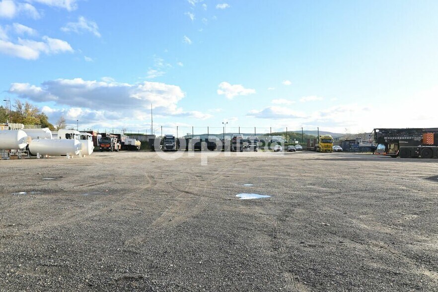 1 Avenue De Val Cité, Ternay to rent - Building Photo - Image 2 of 3