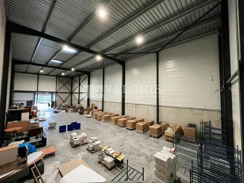 Light Industrial in Aix-en-Provence to rent - Building Photo - Image 3 of 16