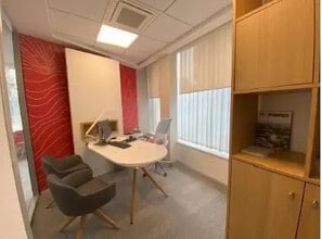 Retail in Paris to rent Interior Photo- Image 2 of 5