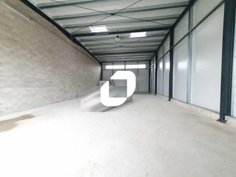 Light Industrial in Valenton to rent - Interior Photo - Image 3 of 3
