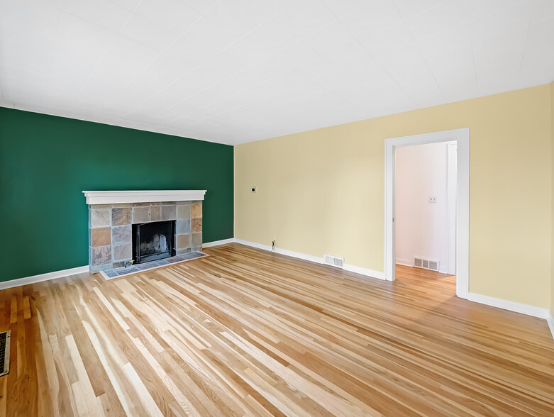 7915 Greenwood Ave N, Seattle, WA for rent - Building Photo - Image 3 of 25