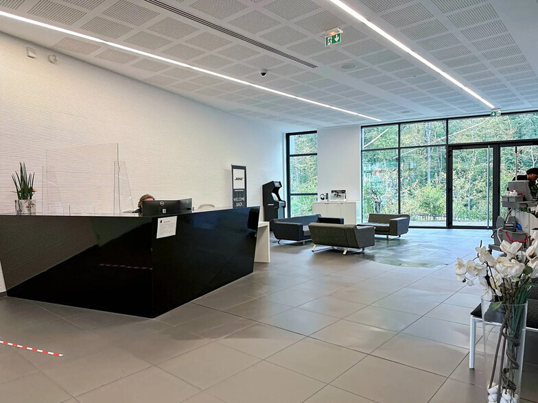 26 Avenue De Winchester, Saint-Germain-en-Laye to rent - Lobby - Image 2 of 12