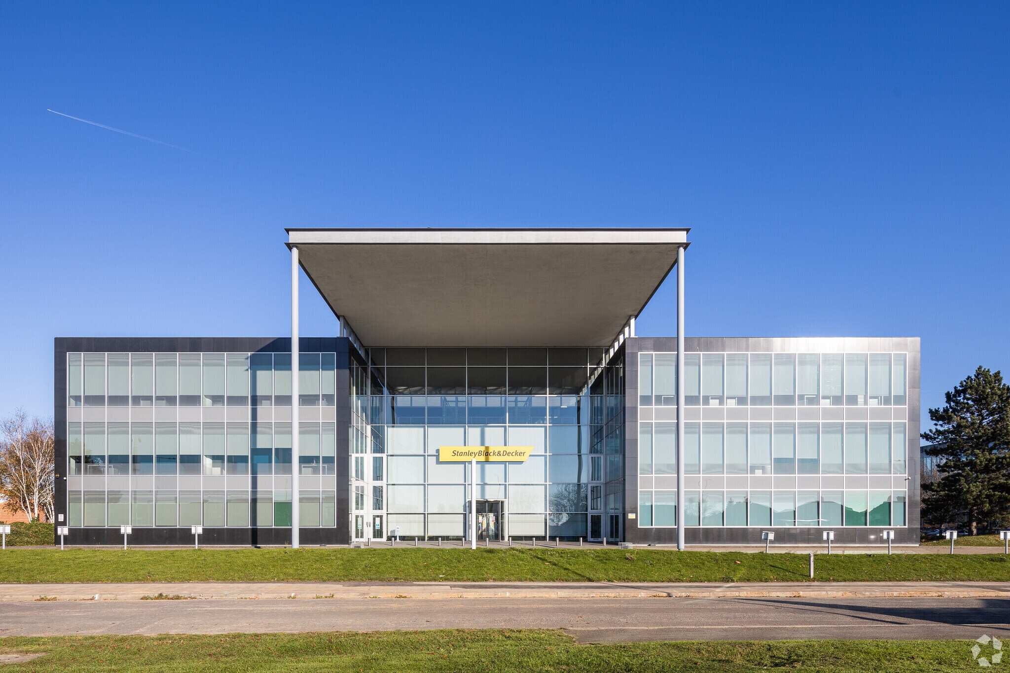 270 Bath Rd, Slough to rent Building Photo- Image 1 of 4