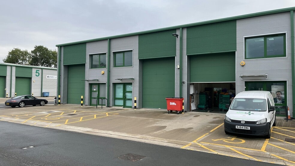 Tachbrook Park, Warwick to rent - Building Photo - Image 3 of 11