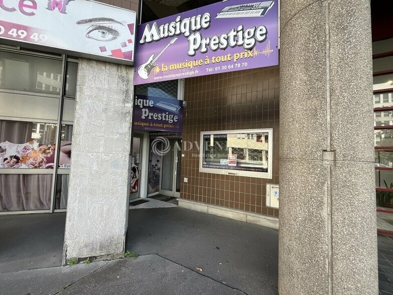 29 Bis Avenue Du Centre, Montigny-le-Bretonneux to rent - Building Photo - Image 1 of 6