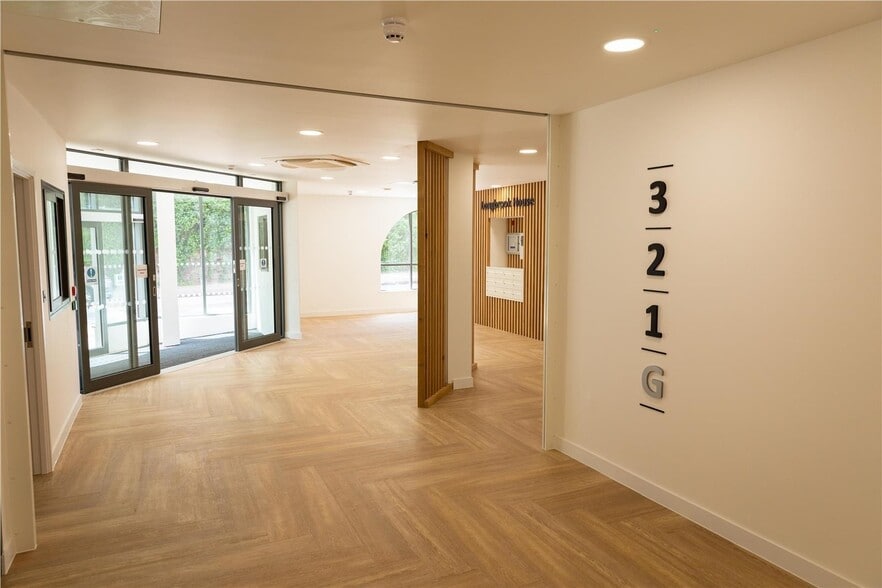 New North Rd, Exeter to rent - Lobby - Image 1 of 5
