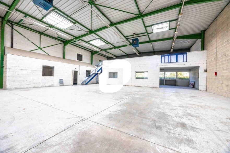 Light Industrial in Saint-Thibault-des-Vignes to rent - Building Photo - Image 2 of 8