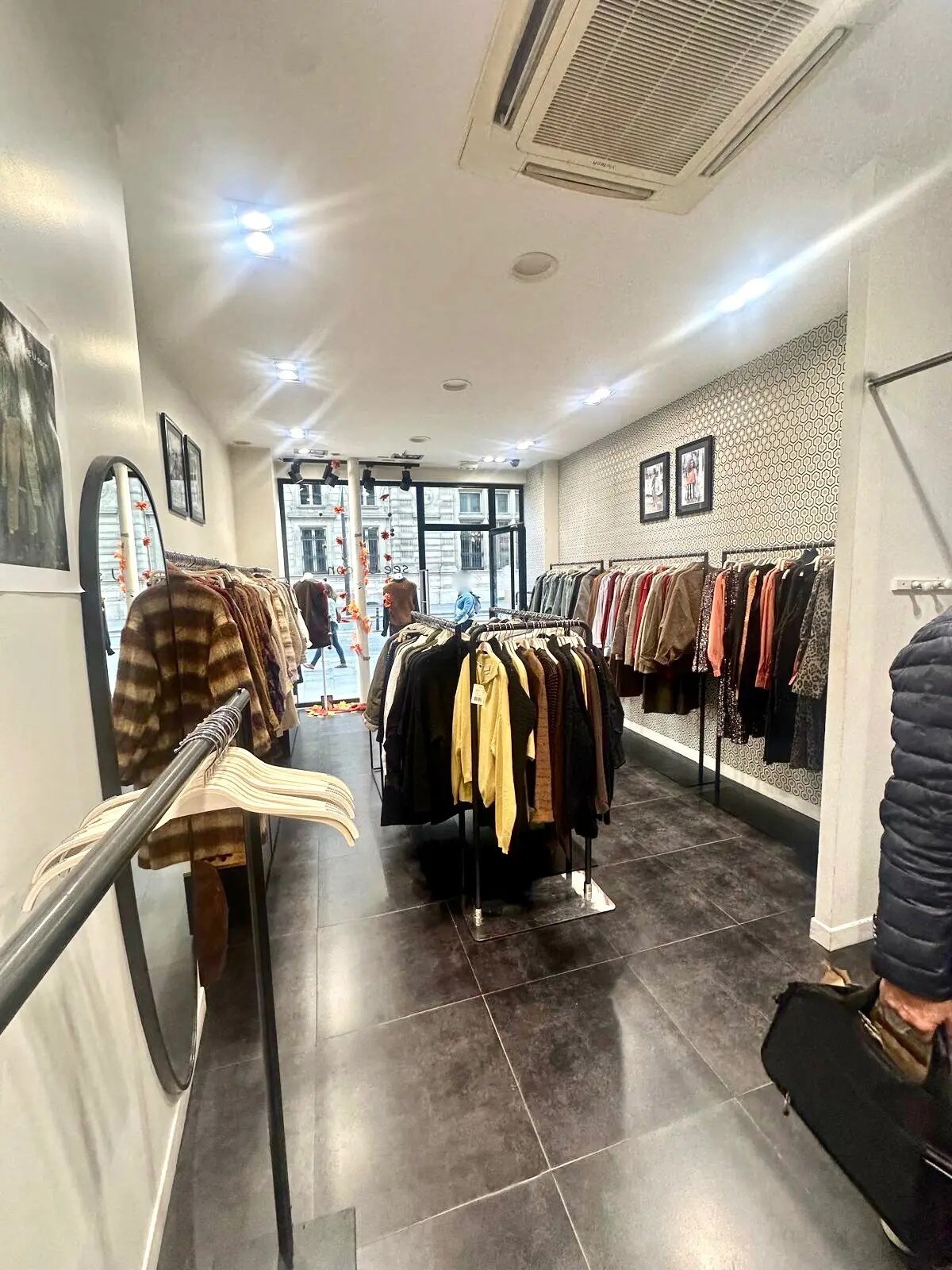Retail in Paris to rent Interior Photo- Image 1 of 6