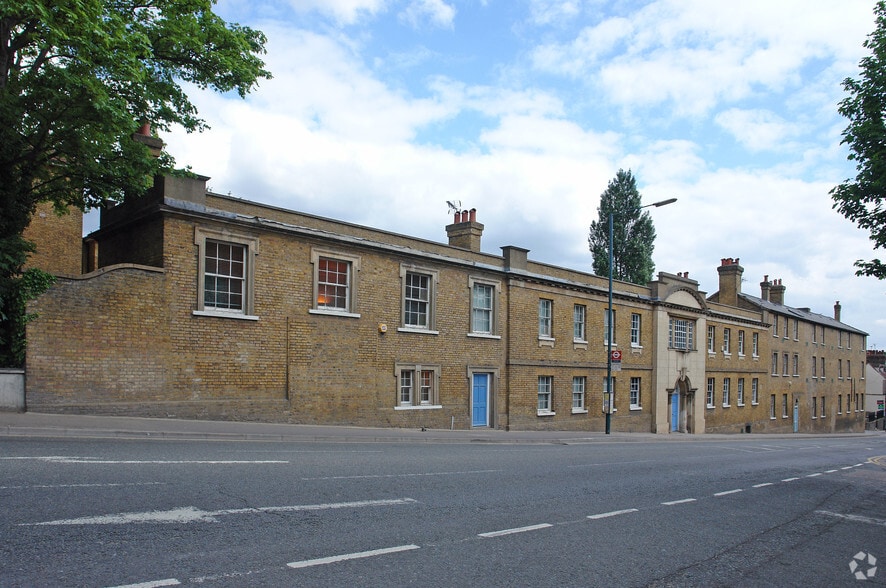 West Hl, Dartford to rent - Building Photo - Image 2 of 5