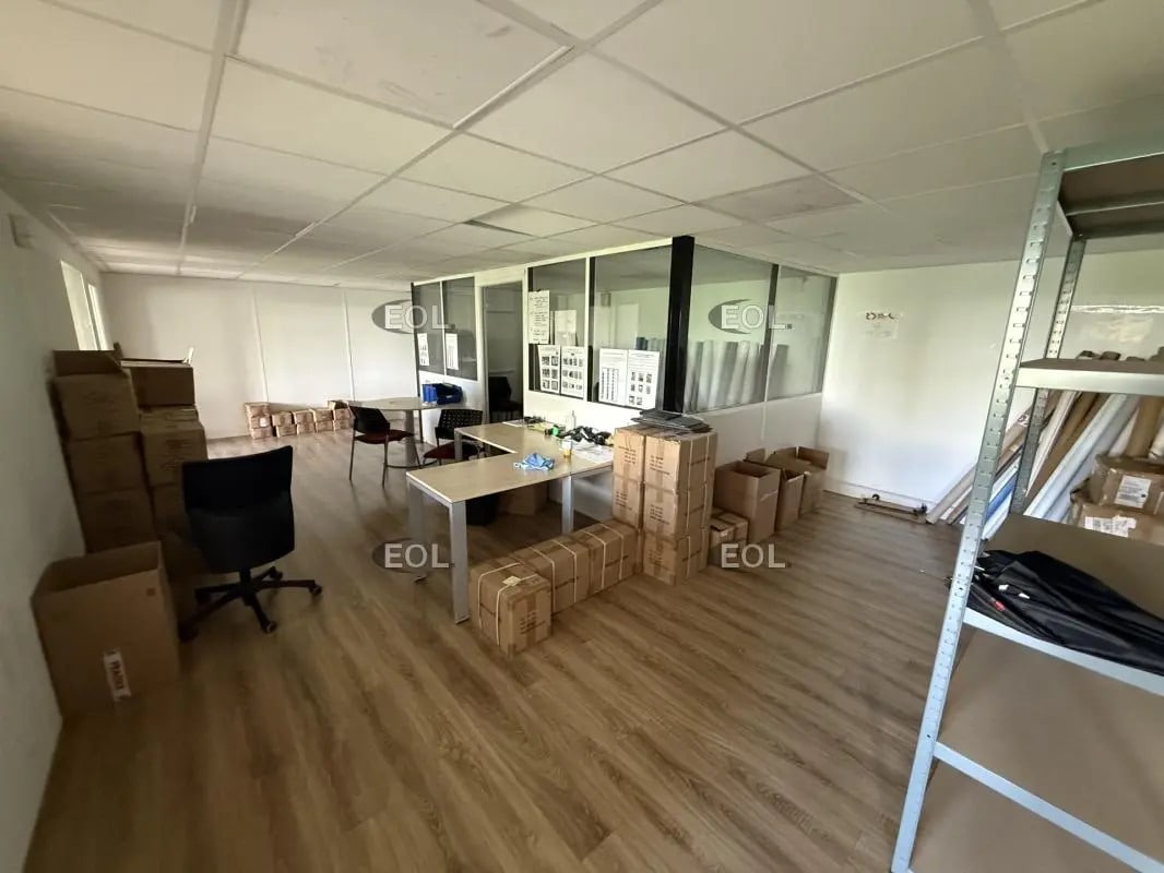 Light Industrial in Neuilly-Plaisance for sale Interior Photo- Image 1 of 2