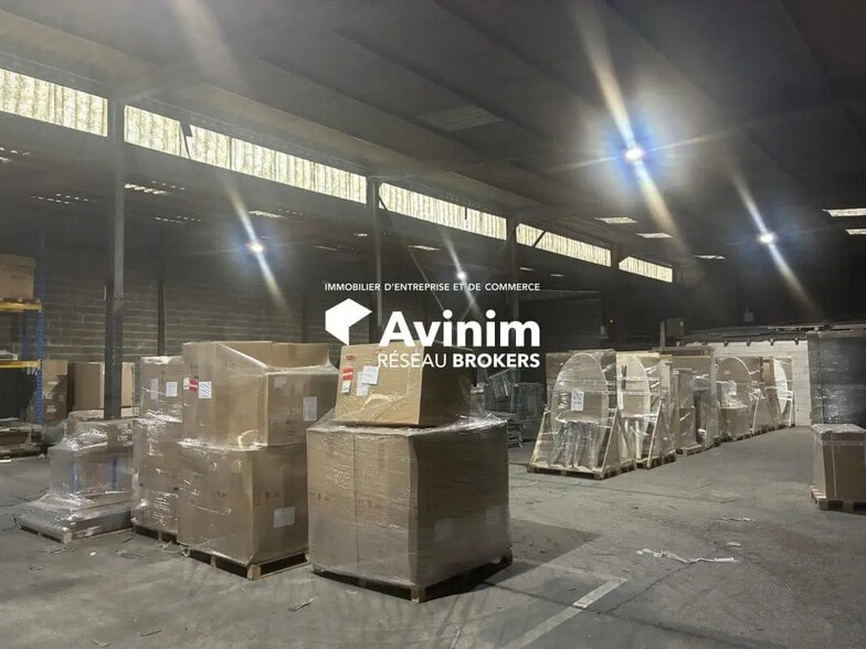 Industrial in Vitrolles to rent - Interior Photo - Image 2 of 7