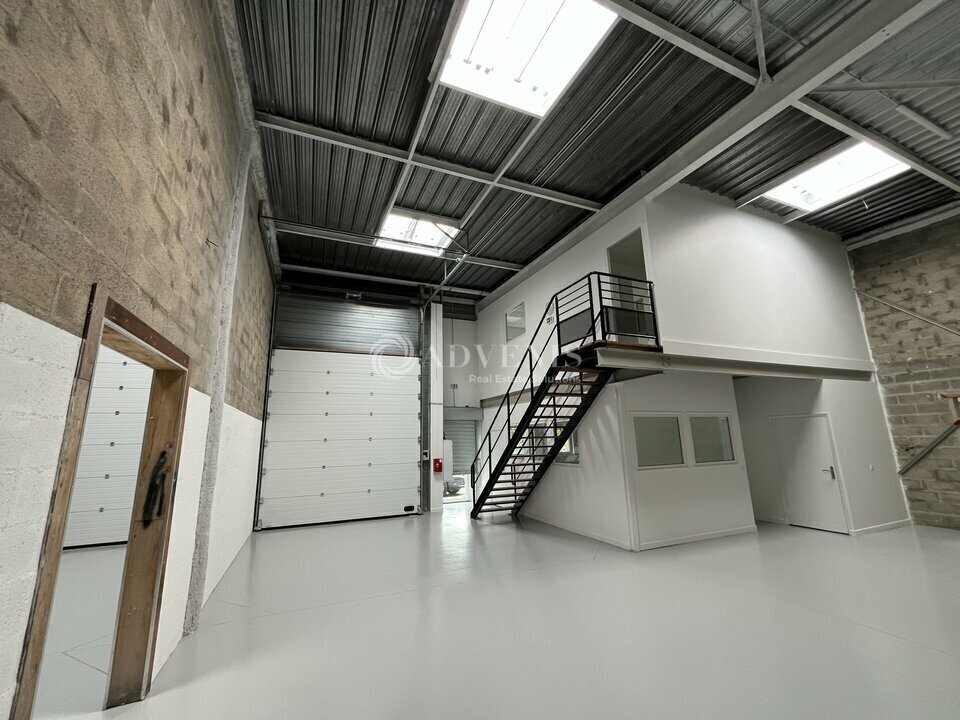Light Industrial in Plaisir for sale Interior Photo- Image 1 of 9