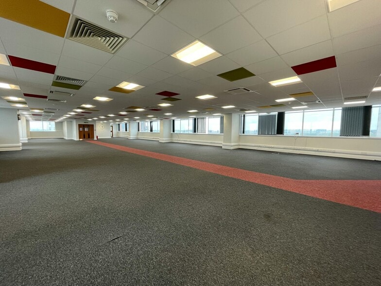 St Edwards Way, Romford to rent - Building Photo - Image 2 of 28