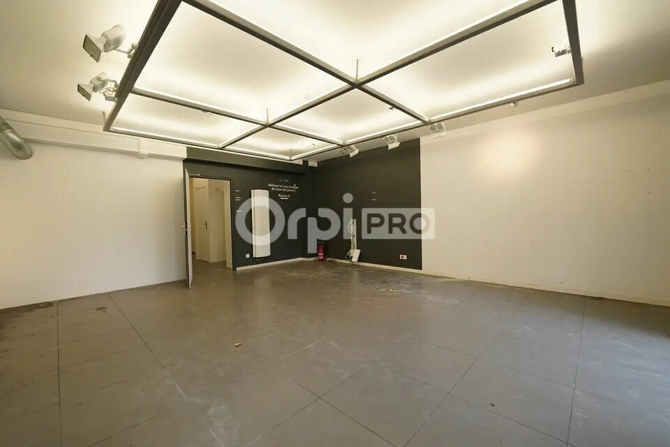 Retail in Lyon to rent Interior Photo- Image 1 of 12