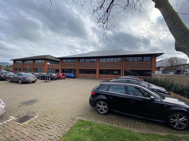 2-3 Wintersells Rd, Byfleet to rent - Building Photo - Image 3 of 11