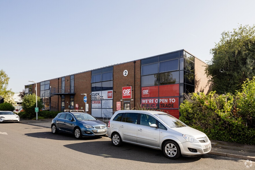 10 Stonefield Way, Ruislip to rent - Building Photo - Image 2 of 2