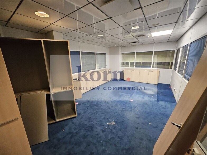 Retail in Suresnes to rent - Interior Photo - Image 3 of 9