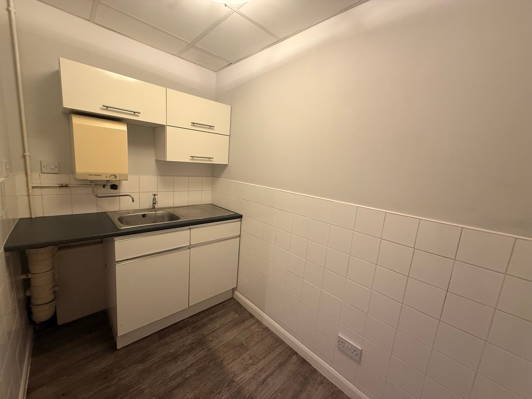 12-16 High St, Gillingham to rent Interior Photo- Image 1 of 4