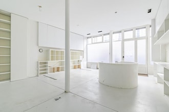 Retail in Paris to rent Interior Photo- Image 1 of 5