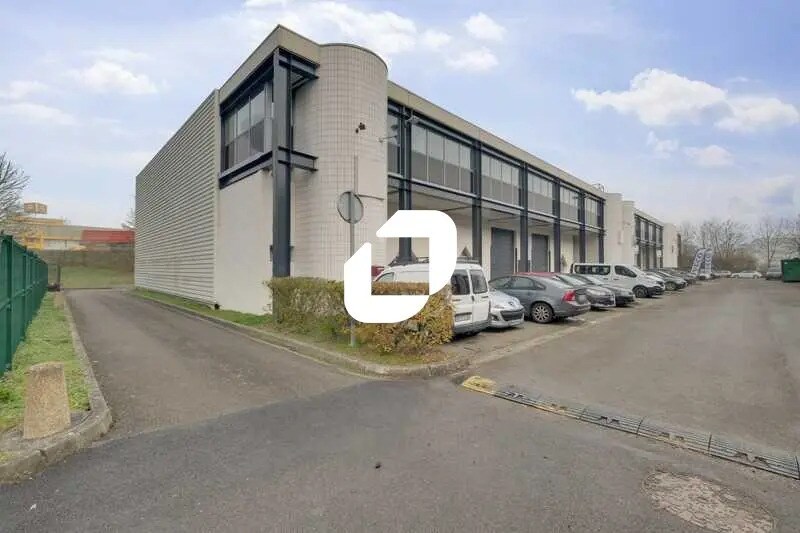 Light Industrial in Élancourt to rent - Building Photo - Image 3 of 7
