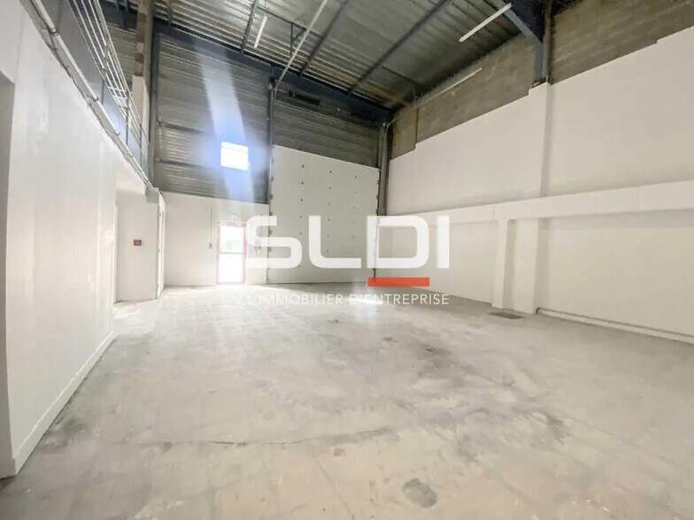 Light Industrial in Genas to rent - Interior Photo - Image 3 of 9
