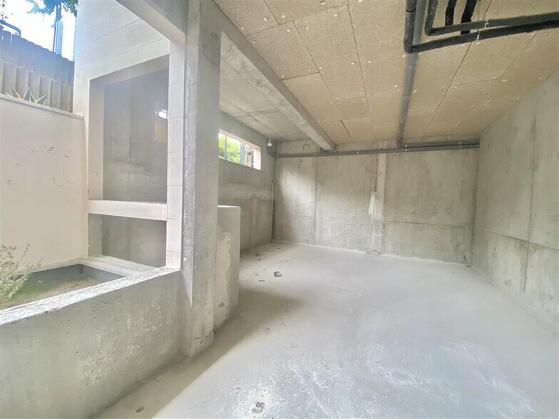 Retail in Clichy to rent - Interior Photo - Image 3 of 7