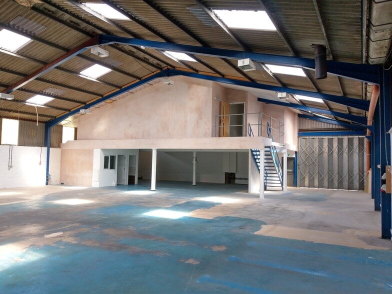 4A Dorchester Rd, Sturminster Marshall to rent - Building Photo - Image 2 of 12
