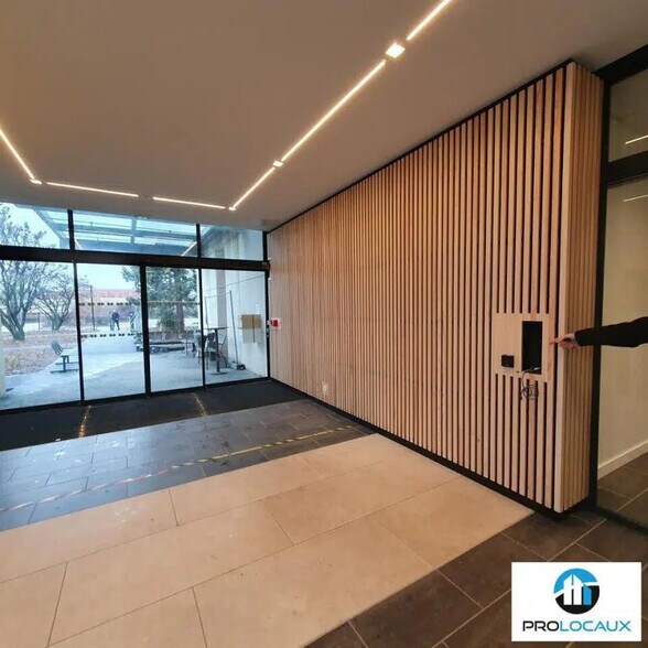 Office in Eybens to rent - Building Photo - Image 2 of 12