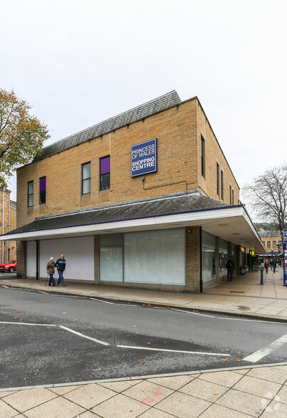 30-48 The Princess Of Wales Precinct, Dewsbury for rent - Primary Photo - Image 1 of 8