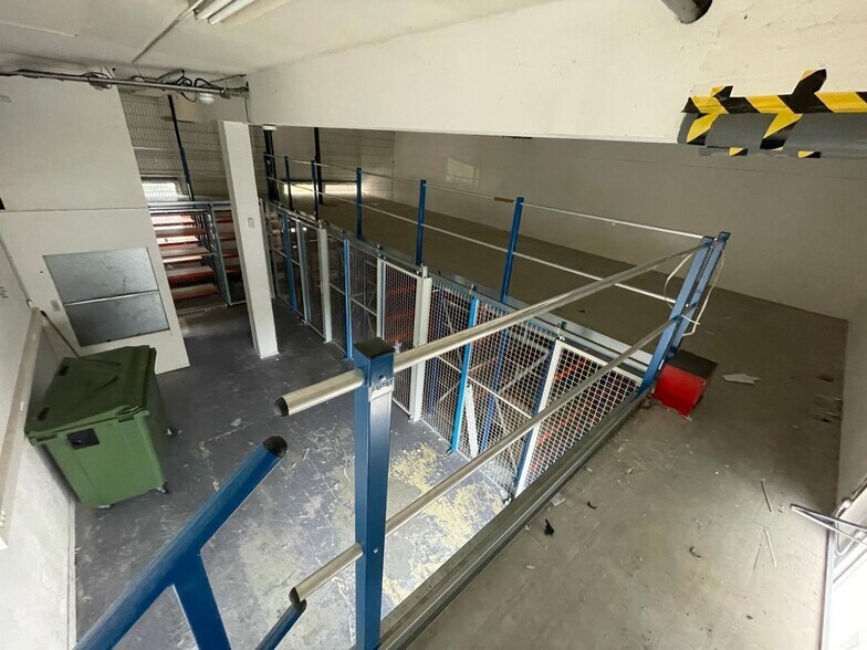 Light Industrial in Nanterre to rent - Building Photo - Image 2 of 12