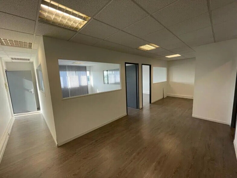 Office in Rousset to rent - Interior Photo - Image 1 of 5