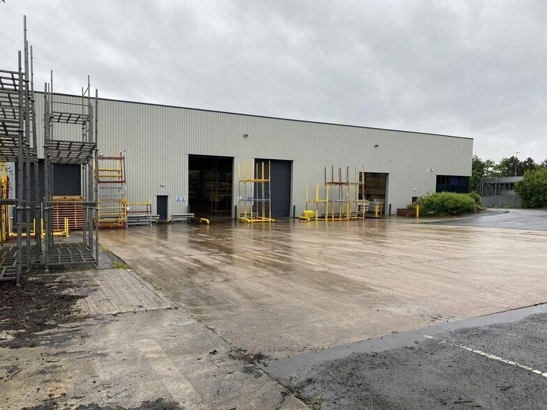 Millshaw Park Ave, Leeds to rent - Building Photo - Image 1 of 6
