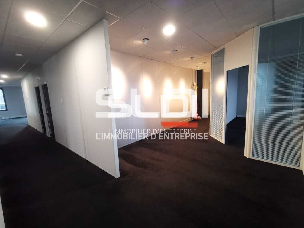 Office in Vaulx-Milieu to rent Interior Photo- Image 1 of 10