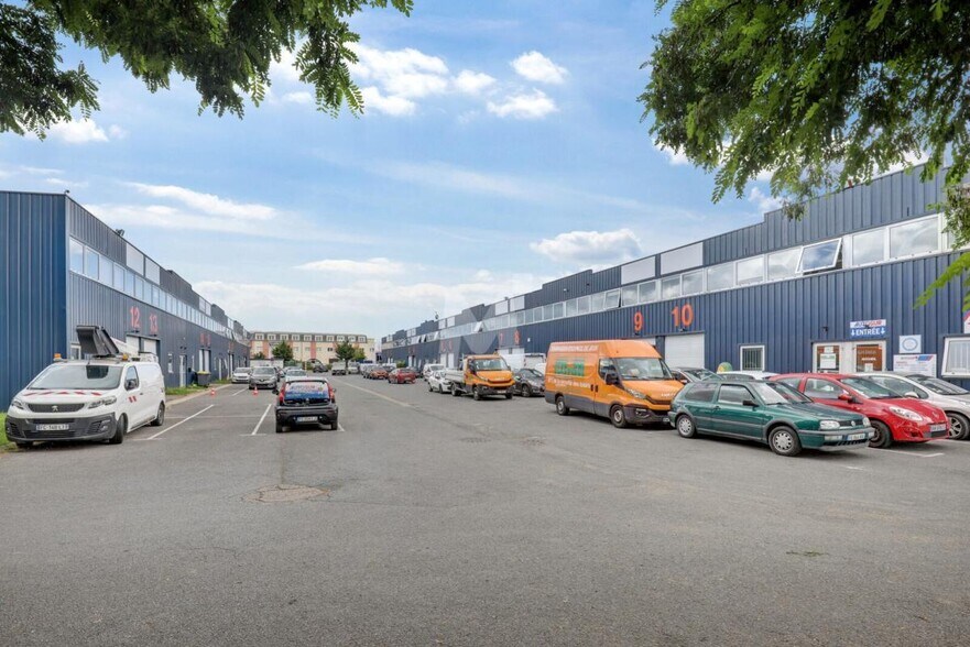 Light Industrial in Chilly-Mazarin to rent - Building Photo - Image 2 of 8