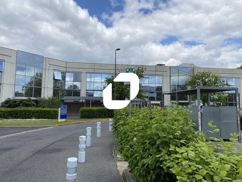 Office in Villepinte to rent - Building Photo - Image 1 of 5