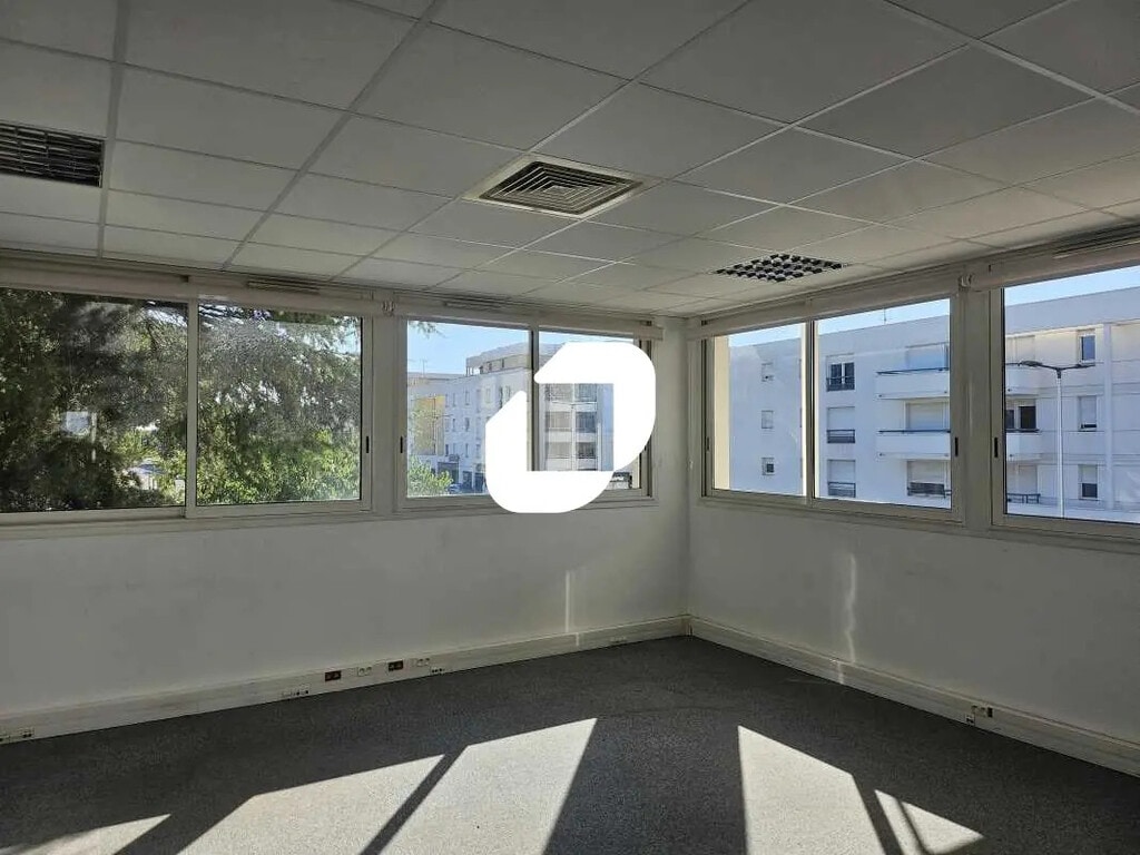 Location Bureaux 228 m² - Photo 1