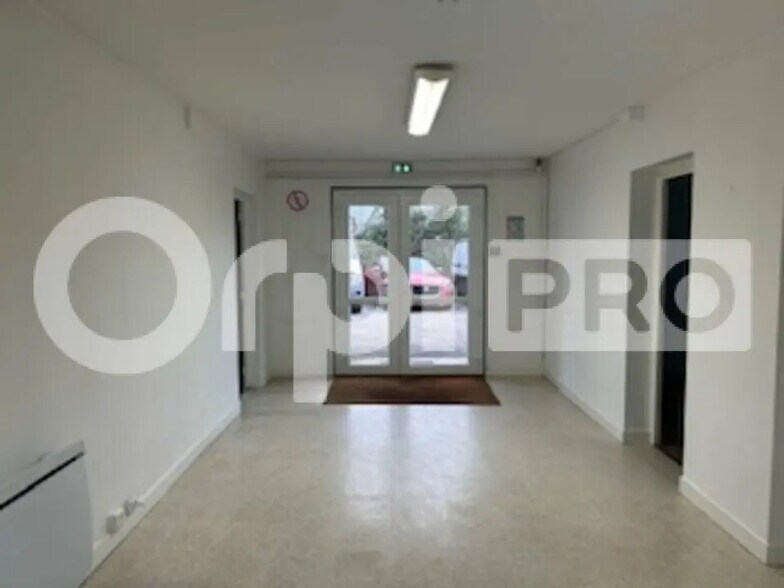 Office in Jassans-Riottier to rent - Interior Photo - Image 1 of 12