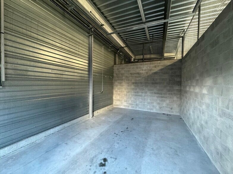 Light Industrial in Bailly-Romainvilliers to rent - Interior Photo - Image 1 of 3