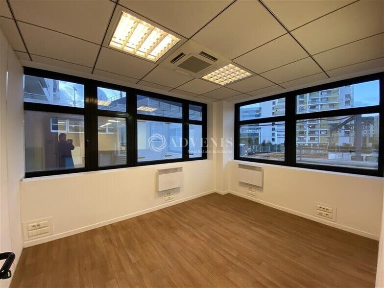 16 Rue Jean Jacques Rousseau, Issy-les-Moulineaux to rent - Interior Photo - Image 2 of 9
